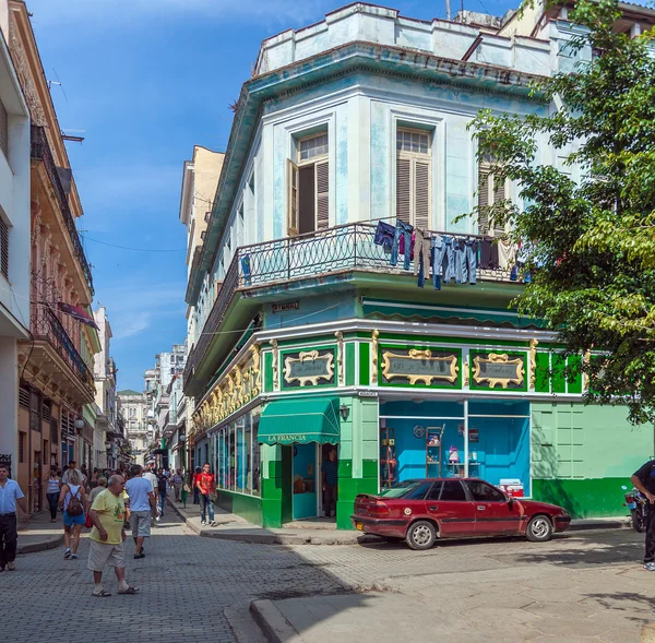 Havanna, Kuba-április 1, 2012: Aguacate utca az óvárosban — Stock Fotó