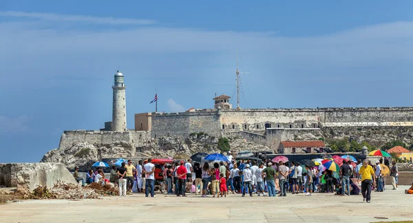 HAVANA, CUBA - ABRIL 1, 2012: Turistas e nativos em fron — Fotografia de Stock