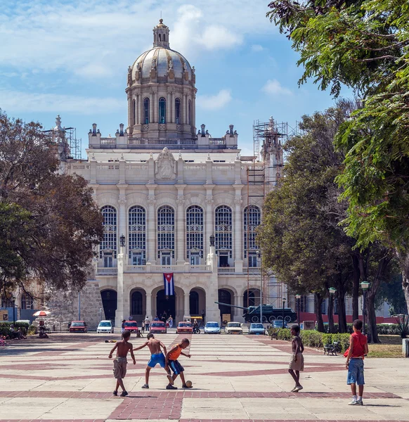 Havana, Kuba - 1 dubna 2012: Mladí kluci hrají fotbal u R — Stock fotografie