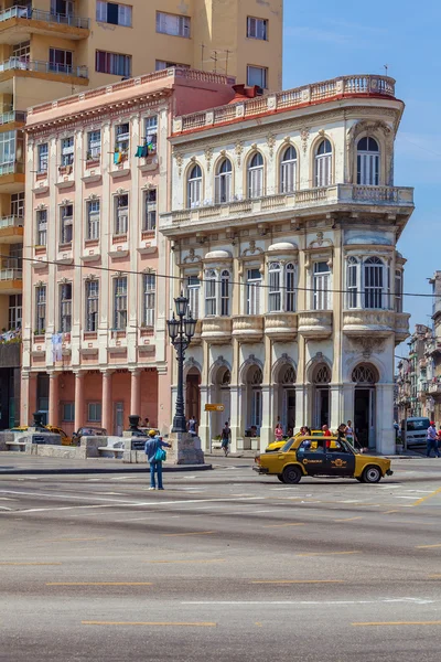 Havanna, Kuba - április 1, 2012: Vintage house, a Paseo de kezdetén — Stock Fotó