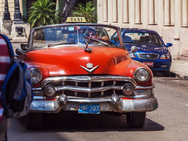 LA HABANA, CUBA - 1 DE ABRIL DE 2012: Cabriolet de taxis Cadillac Serie 62 —  Fotos de Stock