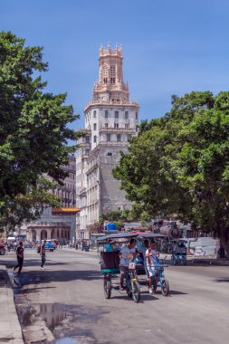 Havana, Küba - 1 Nisan 2012: eski CI sokaklarında bisiklet taksi