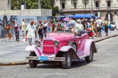 Havana, Küba - 1 Nisan 2012: Gerçekten eski antika araba önünde