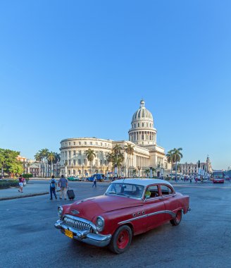 Havana, Küba - 2 Nisan 2012: Capitolio önünde siyah araba