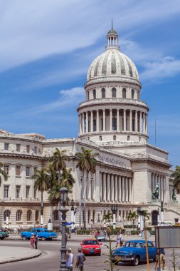 Havana, Küba - 1 Nisan 2012: Ağır trafik ile taksi Bisiklet ve 