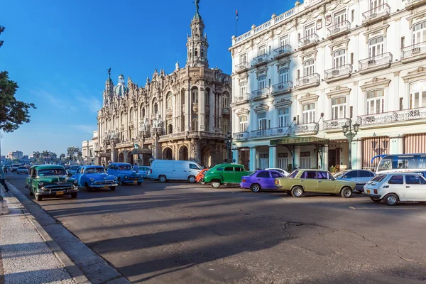 HAVANA, CUBA - ABRIL 1, 2012: Três carros antigos na frente do Gr — Fotografia de Stock