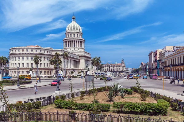 Havana, Cuba - 1 April 2012: Zware verkeer met taxi fietsen en — Stockfoto
