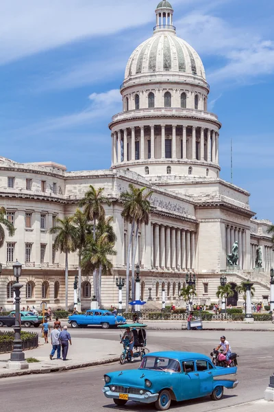 HAVANA, CUBA - 1 APRILE 2012: Traffico intenso con taxi bike e — Foto Stock