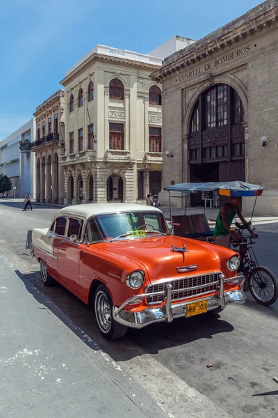 HAVANA, CUBA - 1 апреля 2012 года: винтажный автомобиль Orange Chevrolet — стоковое фото