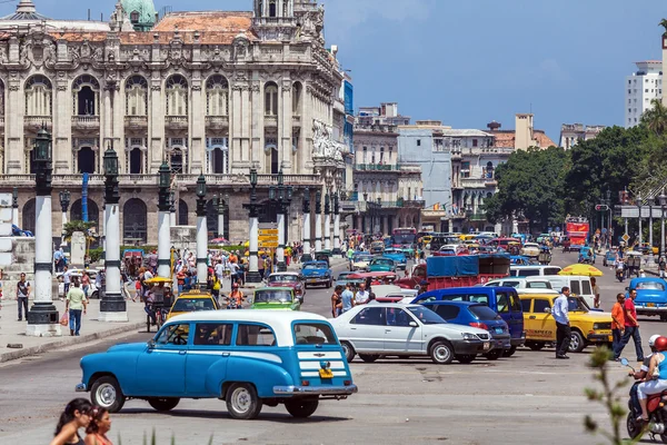 Havana, Cuba - 1 April 2012: Zware verkeer met taxi fietsen en — Stockfoto