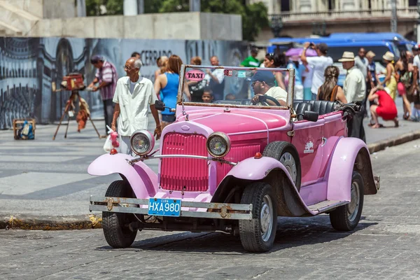 HAVANA, CUBA - ABRIL 1, 2012: Realmente velho carro antigo na frente de — Fotografia de Stock