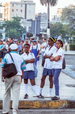 Havana, Küba - 2 Nisan 2012: Kübalı bir grup öğrenci bu bekliyor