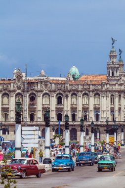 Havana, Küba - 1 Nisan 2012: Ağır trafik ile taksi Bisiklet ve 