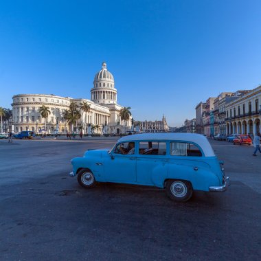 Havana, Küba - 2 Nisan 2012: Ağır trafik ile vintage arabalar 