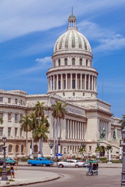 Havana, Küba - 1 Nisan 2012: Capitolio yakınlarındaki taksi bisikleti