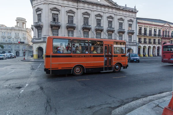Havana, Cuba-2 april 2012: oranje school voor Capitoli — Stockfoto