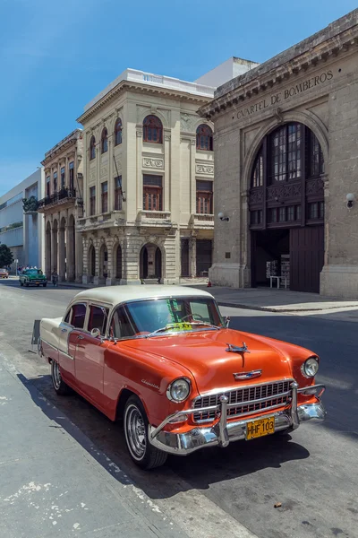 Hawana, Kuba - 1 kwietnia 2012: Orange Chevrolet rocznika samochodu — Zdjęcie stockowe