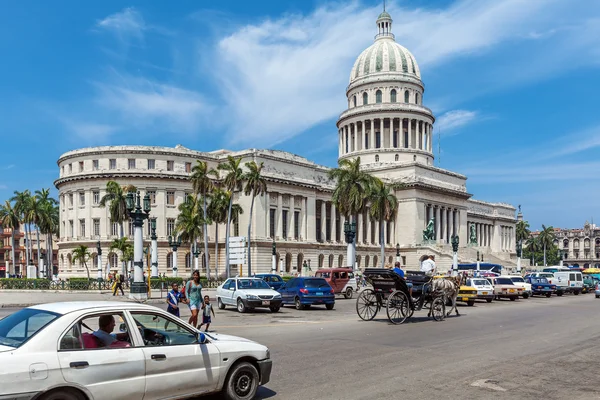 古巴哈瓦那 - 2012年4月1日：马车交通拥挤 — 图库照片