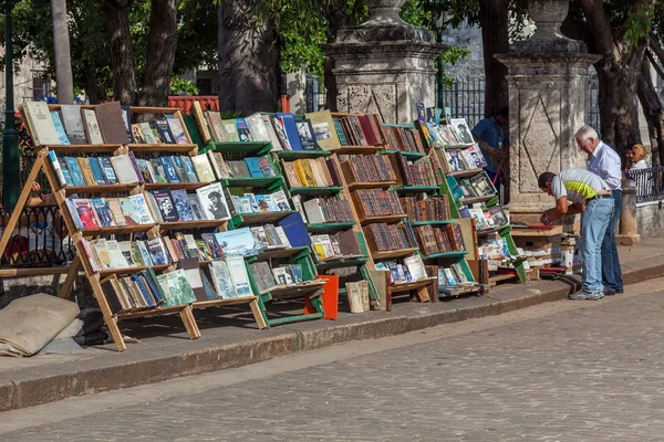 HAVANA, CUBA - 2 AVRIL 2012 : Marché des livres anciens — Photo