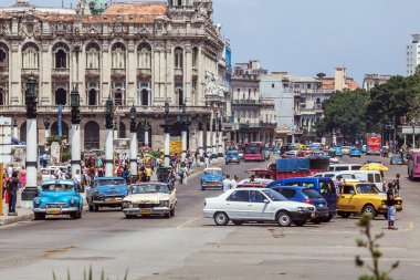Havana, Küba - 1 Nisan 2012: Ağır trafik ile taksi Bisiklet ve 