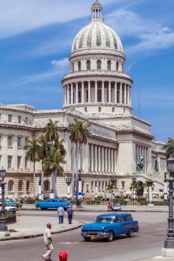 Havana, Küba - 1 Nisan 2012: Ağır trafik ile taksi Bisiklet ve 