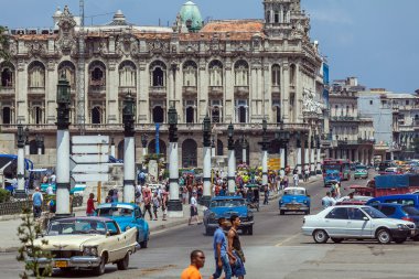 Havana, Küba - 1 Nisan 2012: Ağır trafik ile taksi Bisiklet ve 