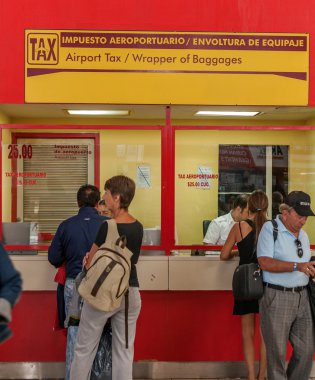 Havana, Küba - 2 Nisan 2012: Turist hortum Marti Havaalanı satın