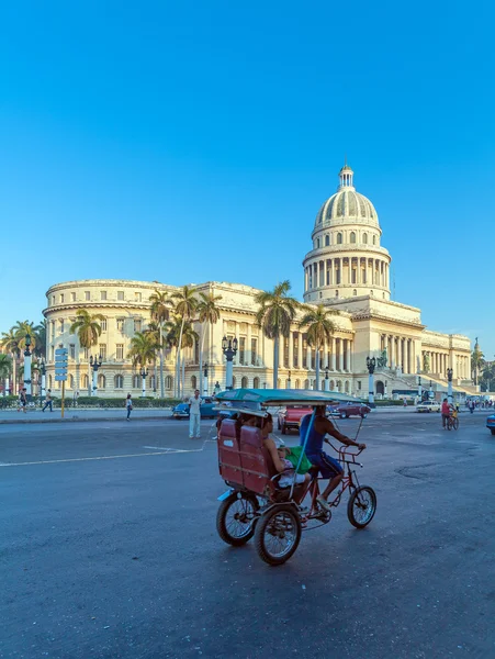 La Habana, Cuba - 2 de abril de 2012: Taxi cerca de Capitolio —  Fotos de Stock