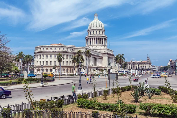 HAVANA, CUBA - 1 APRILE 2012: Traffico intenso con taxi bike e — Foto Stock