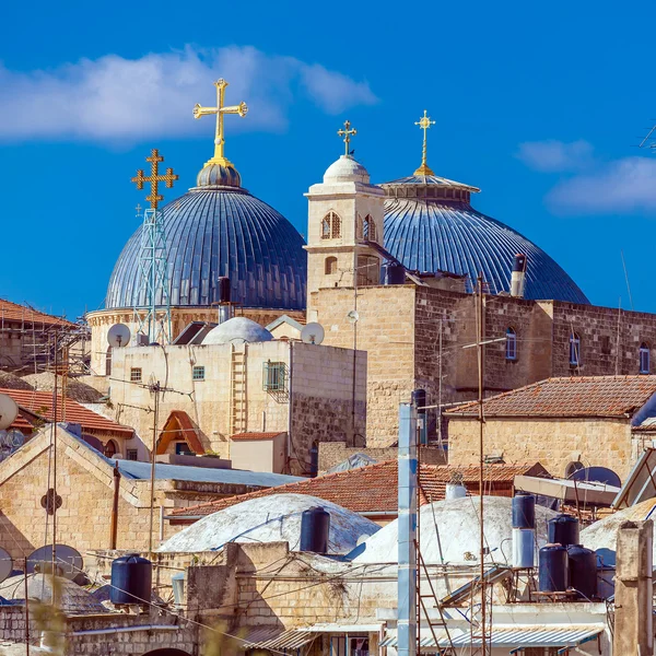 Techos de la Ciudad Vieja con Santo Sepulcro Chirch Dome, Jerusalén — Foto de Stock