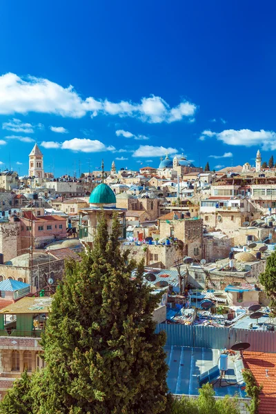 Techos de la Ciudad Vieja con Santo Sepulcro Iglesia Domo, Jerusalén —  Fotos de Stock