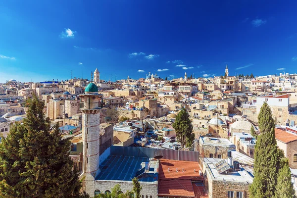 Techos de la Ciudad Vieja con Santo Sepulcro Iglesia Domo, Jerusalén —  Fotos de Stock