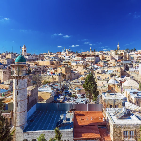 Telhados da Cidade Velha com Santo Sepulcro Igreja Cúpula, Jerusalém — Fotografia de Stock