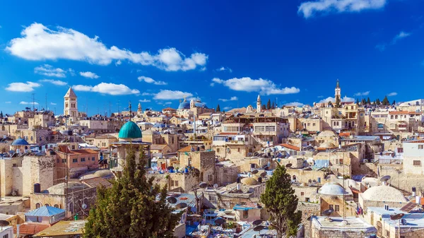 Techos de la Ciudad Vieja con Santo Sepulcro Iglesia Domo, Jerusalén — Foto de Stock