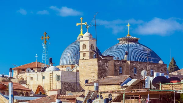Daken van de oude stad met Heilige Sepulchure kerk Dome, Jeruzalem — Stockfoto