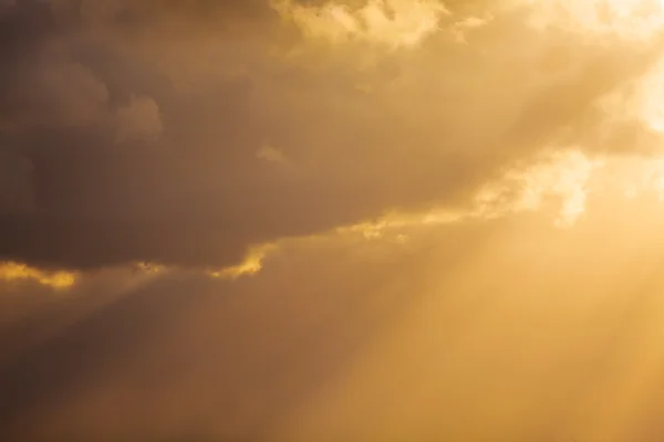 Dramatisches Licht mit Sonnenstrahlen und schweren Wolken — Stockfoto