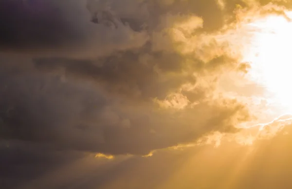 Dramatisches Licht mit Sonnenstrahlen und schweren Wolken — Stockfoto
