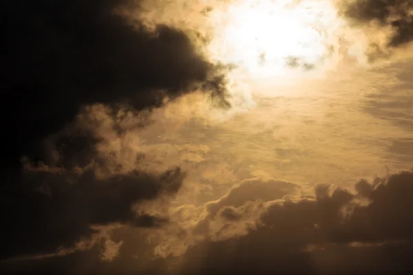 Lumière dramatique avec rayons de soleil et nuages lourds — Photo