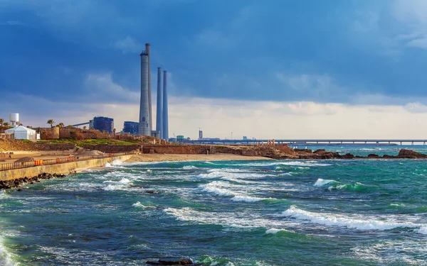 Tenger partján és a romok caesarea maritima, Izrael — Stock Fotó