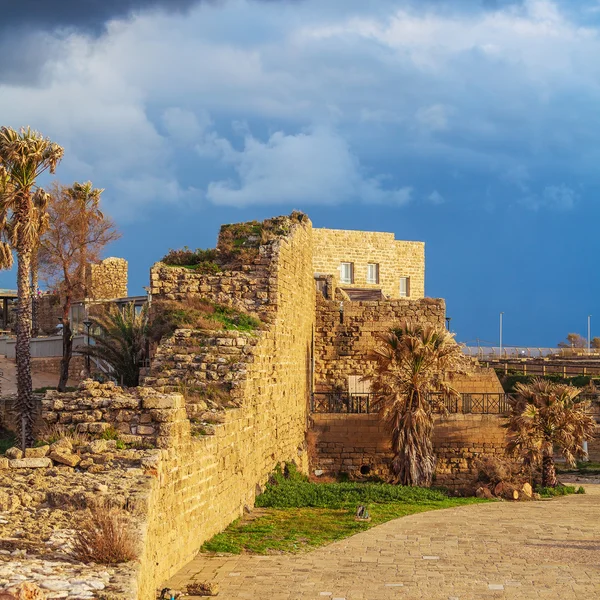 Ruinas del antiguo puerto, caesarea maritima古色古香的港湾，凯撒利亚的废墟 — 图库照片