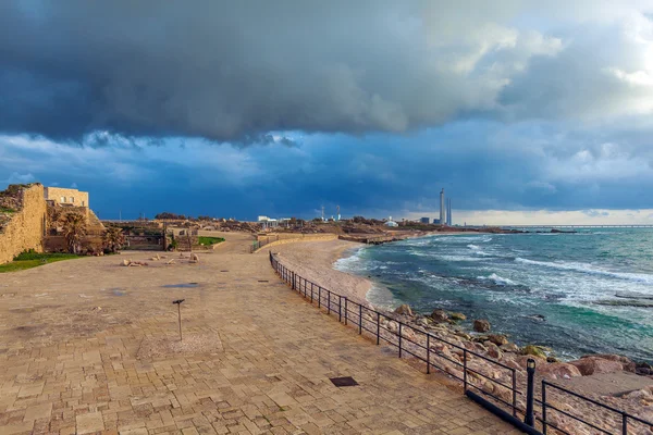 Costa del mare e rovine di Cesarea Maritima, Israele — Foto Stock
