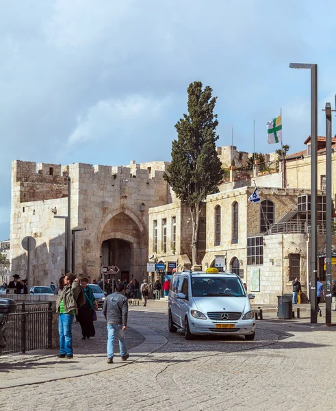 Kudüs, İsrail - 15 Şubat 2013: Yayalar ve arabalar yakın — Stok fotoğraf