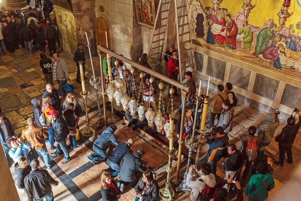 ИЕРУСАЛИМ, ИРАИЛЬ - 16 ФЕВРАЛЯ 2013: Паломники молятся возле Сто
