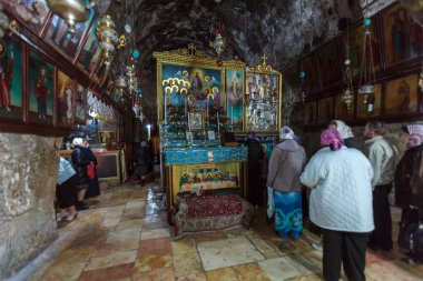 Kudüs, İsrail - 16 Şubat 2013: Sarcoph'a giren turistler