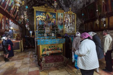 Kudüs, İsrail - 16 Şubat 2013: Sarcoph'a giren turistler