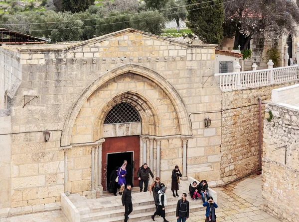 JERUSALEM, ISRAEL - 16 DE FEBRERO DE 2013: Turistas entrando en la tumba de —  Fotos de Stock