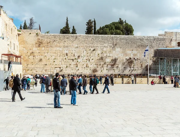 Jerusalem, Israël - 17 februari 2013: Mensen bidden in de buurt van Weste — Stockfoto