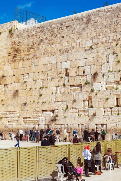Jeruzalém, Izrael - 17. února 2013: Lidé se modlí u Weste — Stock fotografie