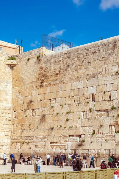 Jerusalem, Israël - 17 februari 2013: Mensen bidden in de buurt van Weste — Stockfoto