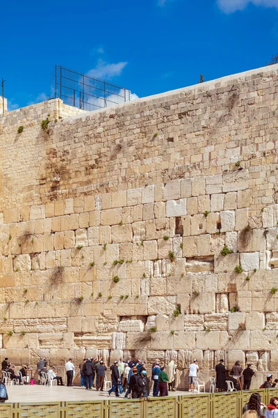 Jerusalem, israel - 17. Februar 2013: Menschen beten in der Nähe des Westens — Stockfoto